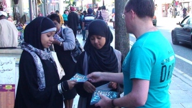 חלוקה ברחוב של חוברות חינוך לגבי סמים מגיעה לצעירים ולמבוגרים ברחובות לונדון.